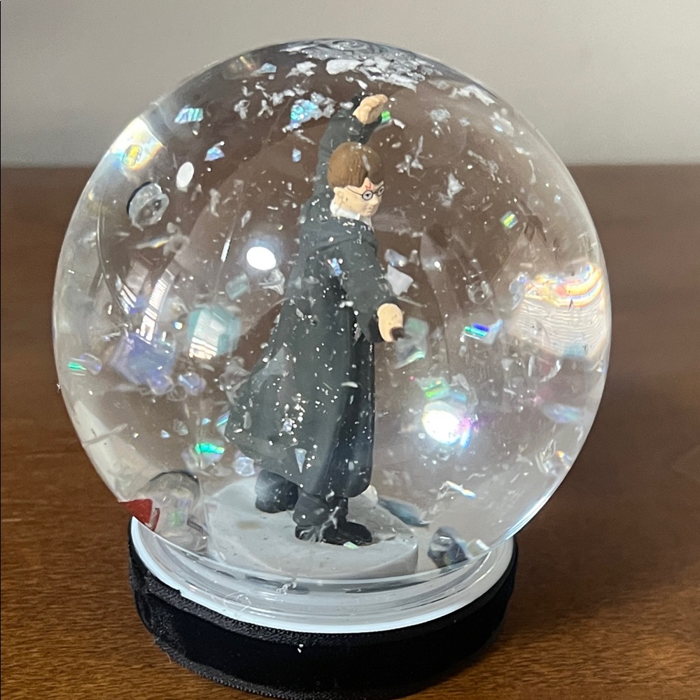 HARRY POTTER Wizard Snow Globe - Picture 5 of 11